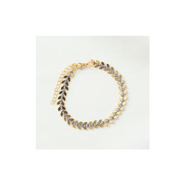 Pulsera dorada y ojos