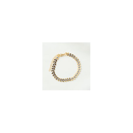 Pulsera dorada y ojos